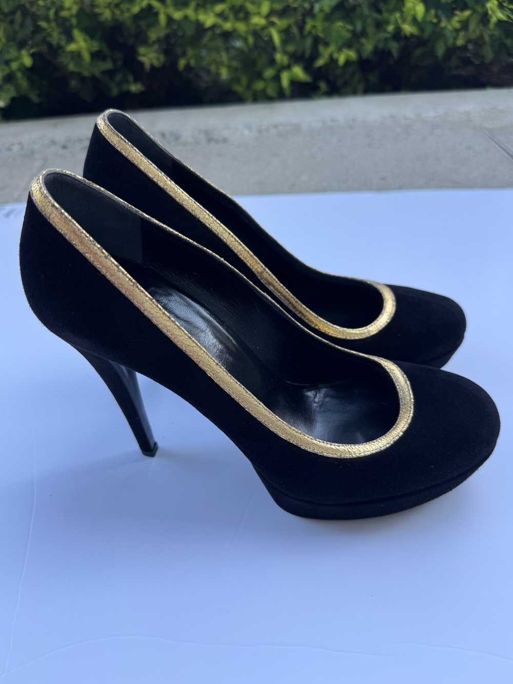 Gucci Black Suede Gold Trim Platform Pumps Heels Size 37